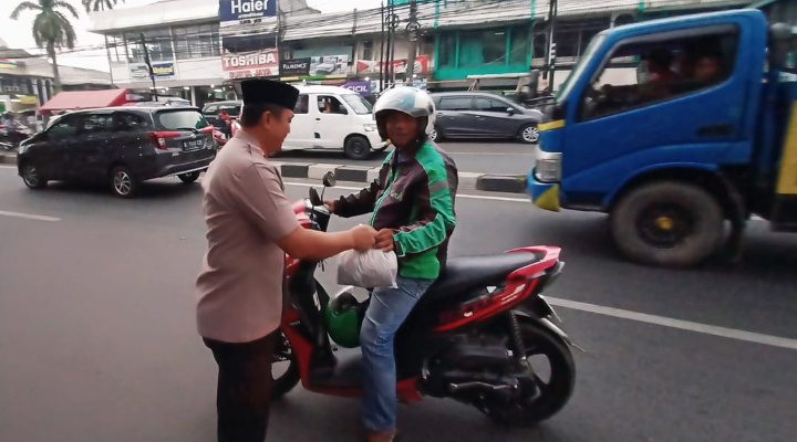 Polsek Cildeug Bagi-bagi Takjil