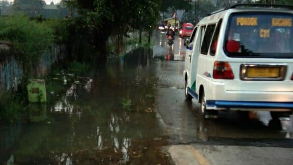 Jalan Pajajaran tergenang air luapan dari Danau Sasak.