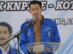 Aksi unjuk rasa sejumlah pemuda di halaman Kecamatan Batuceper