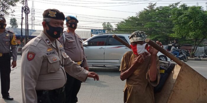 Pendisplinan Protokol Kesehatan dengan edukasi berbagi masker