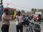 Polsek Jatiuwung Pendisplinan Protokol Kesehatan dengan edukasi berbagi masker