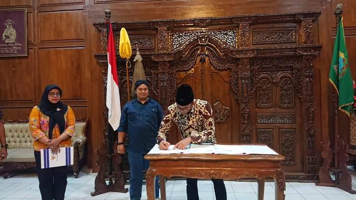 Pj Bupati Banyumas,Hanung saat membuat kesepakatan dengan Bawaslu dan KPU di Pendopo Sipanji
