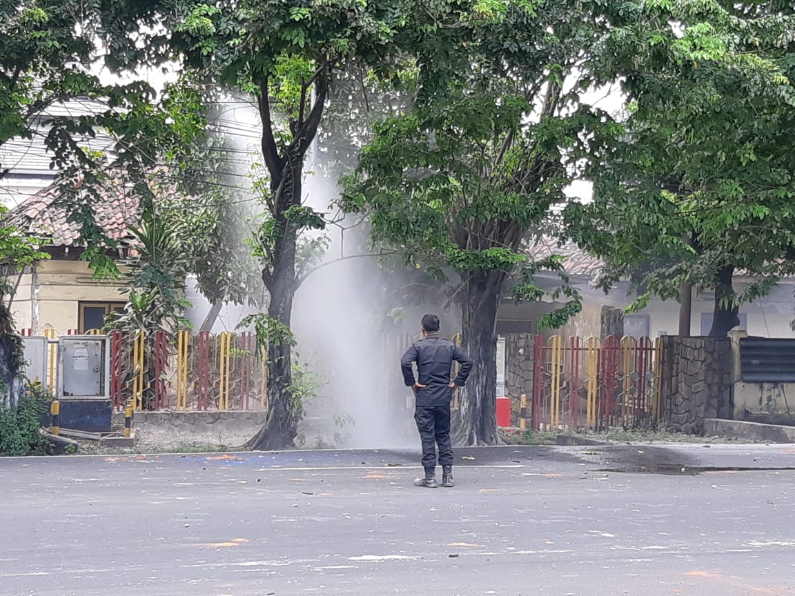 kepulan asap usai ledakan dipadamkan