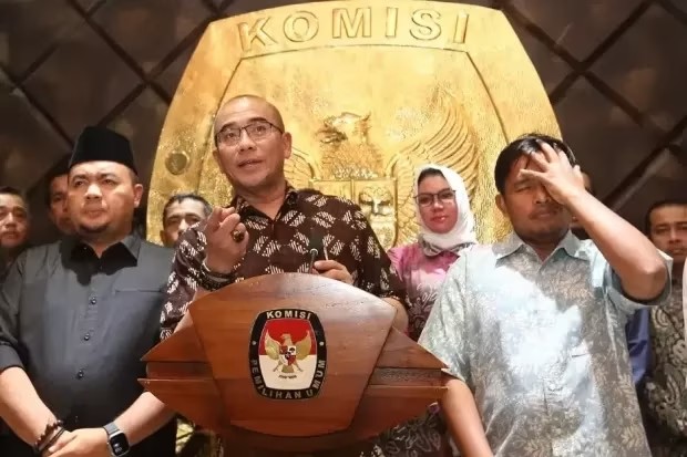 hasyim asyari didampingi jajaran komisioner kpu saat memberikan keterangan pers terkait pemberhentian dirinya sebagai ketua kpu dalam sidang putusan dugaan pelanggaran kode etik