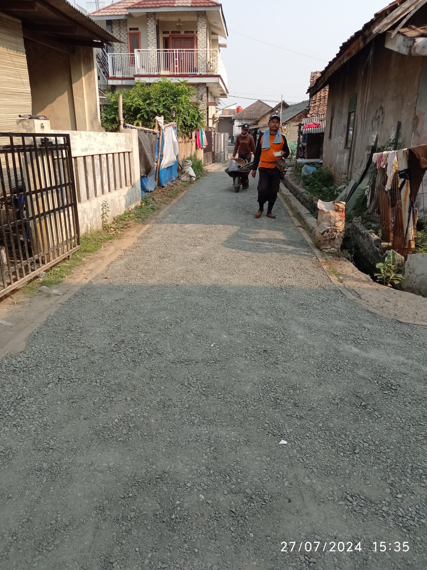 Pekerja tanpa pengaspalan jalan tidak menggunakan K3 di Kampung Pengodokan Kaler Kelurahan Kuta Bumi Kecamatan Pasarkemis Kabupaten Tangerang.