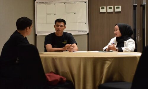 dokumetasi pelatihan bnsp skema desain multimedia, maxy academy x unesa (sumber vritimes.com) dokumetasi pelatihan bnsp skema desain multimedia, maxy academy x unesa (sumber vritimes.com)