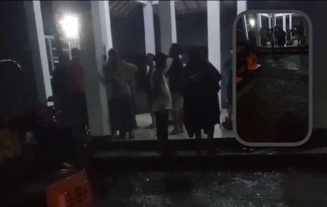 Warga berkumpul di Balaidesa Karangdadap, menolak adanya mediasi tindak asusila oleh oknum perangkat Desa Minggu, 8/9/2024