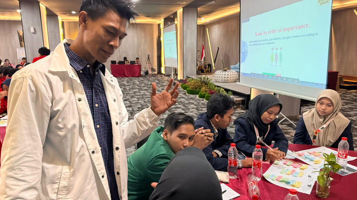 dokumentasi untag surabaya gelar workshop design thinking bersama maxy academy