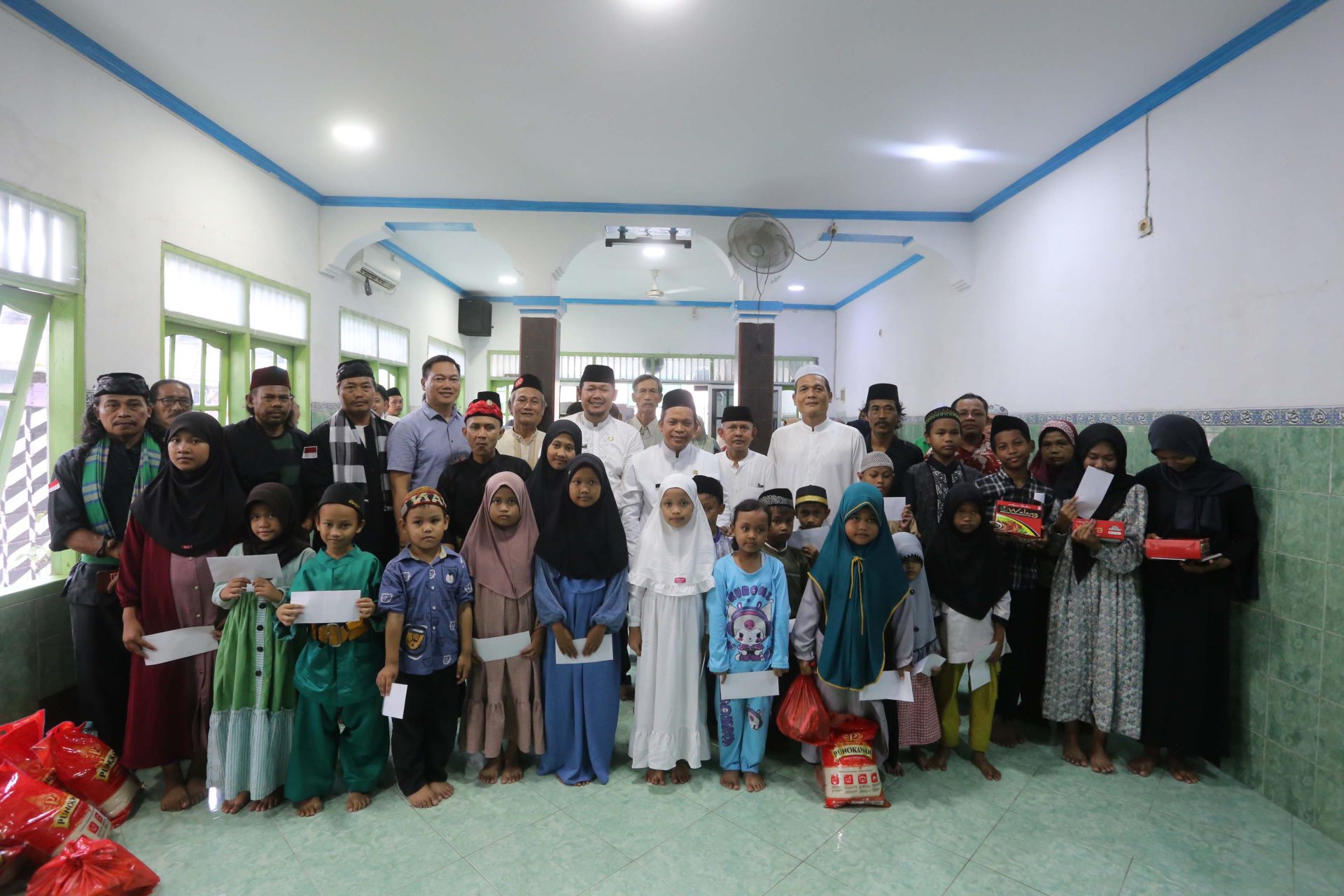 memberikan satunan anak yatim kec batuceper pj walikota (1)