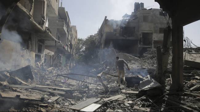 Foto arsip. Warga Palestina menyaksikan dampak pemboman Israel di kamp pengungsi Nuseirat, Jalur Gaza, Sabtu, 8 Juni 2024. (Sumber: AP Photo)