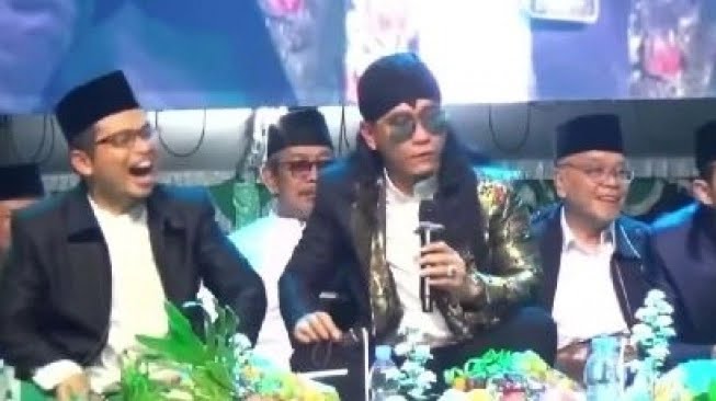 36905 sosok di samping gus miftah saat pengajian di magelang