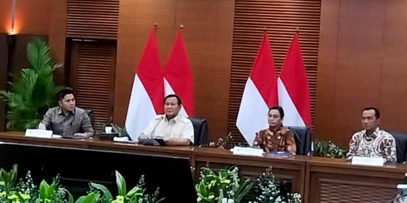 PPN 12% Sekretaris Kabinet RI Mayor Teddy, Presiden RI Prabowo Subianto, Menteri Keuangan RI Sri Mulyani, dan Menteri Sekretaris Negara RI Prasetyo Hadi dalam konferensi pers setelah rapat tutup tahun di Gedung Kementerian Keuangan RI, Jakarta pada Selasa, 31 Desember 2024/RMOL