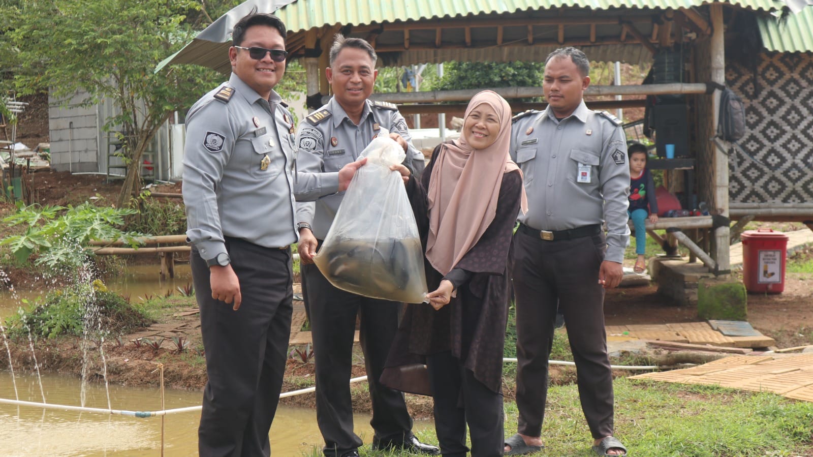 Penyerahan Bibit ikan oleh Ketua Lembaga Bantuan Hukum (LBH MATAHATI), Ibu Evi Elvia, S.H., M.H., kepada perwakilan Rutan Kelas I Tangerang