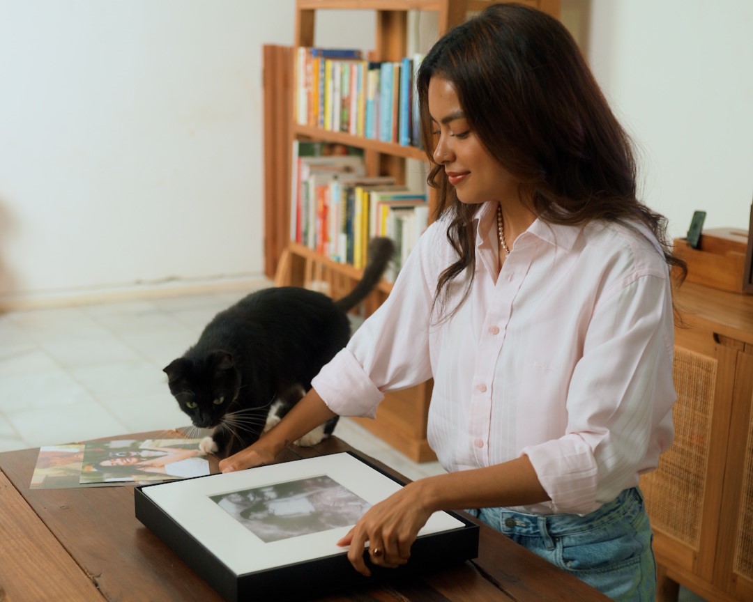 kamu bisa dengan mudah mengganti foto di music frame sesuai dengan mood dan suasana