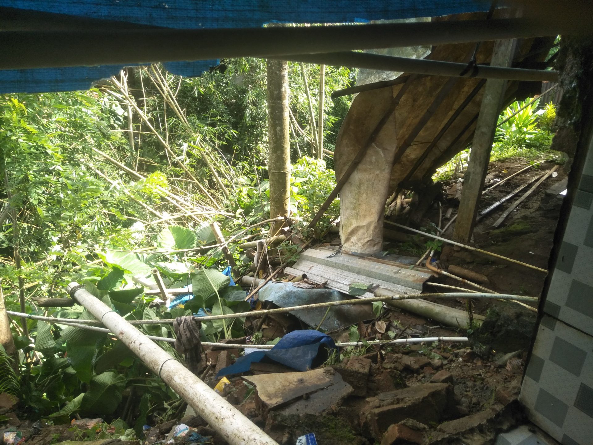dampak longsor sungai kalimati