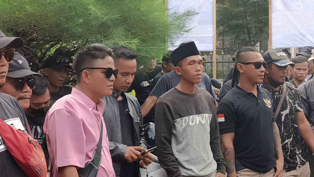 Warga Banyumas yang tergabung ke Beberapa Ormas tampak berempati menghadiri lokasi tereksekusi. Di Jalan Jend. A. Yani kecamatan Purwokerto Timur