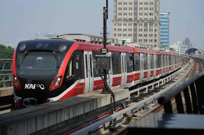 tarif mulai rp5.000, lrt jabodebek jadi pilihan nyaman untuk libur long weekend 18 20 april 2025 (1)