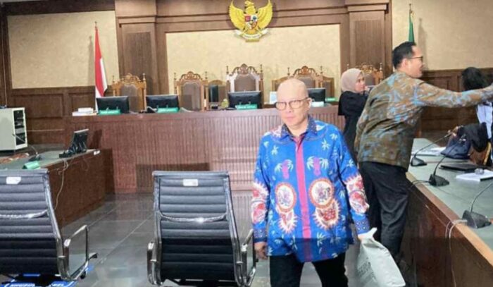 eks dirut pt taspen berbaju batik biru eks dirut pt taspen berbaju batik biru