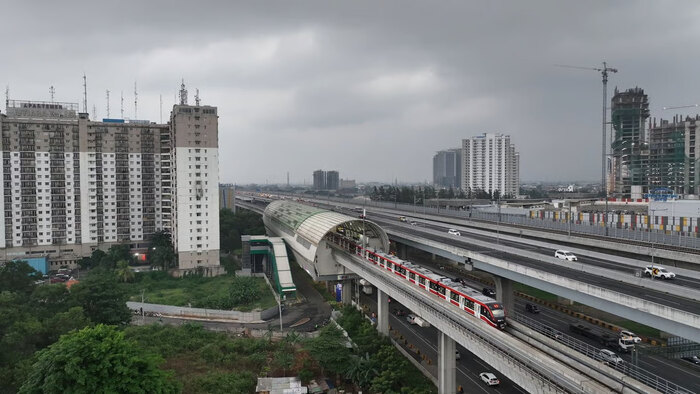 lrt jabodebek ajak pengguna lebih waspada dan manfaatkan fasilitas pengering payung di stasiun selama cuaca hujan (1)
