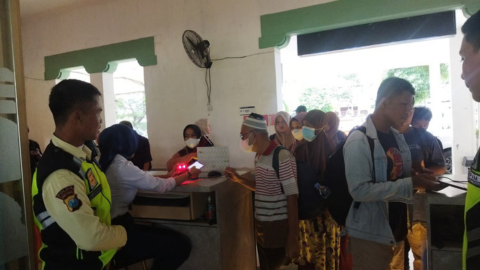 suasana stasiun bojonegoro pada libur panjang waisak 2025