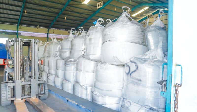 dukung industri kendaraan listrik, pelindo solusi logistik menangani bahan baku produksi baterai