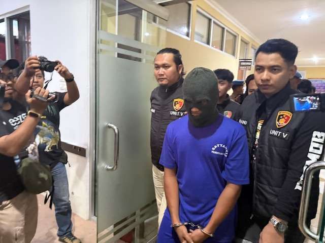 pelaku pembunuhan saat digelandang di mapolresta pelaku pembunuhan saat digelandang di mapolresta