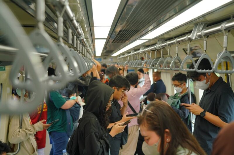 pengguna lrt jabodebek naik 12% selama penerapan kebijakan asn wajib naik transum, kai sambut baik wacana perluasan penerapan untuk pegawai swasta