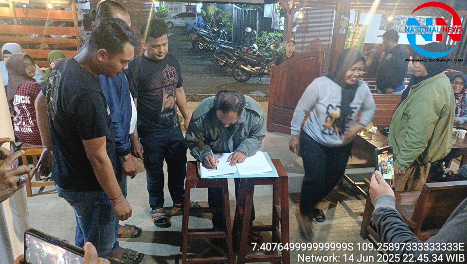 warga saat menandatangani petisi warga saat menandatangani petisi