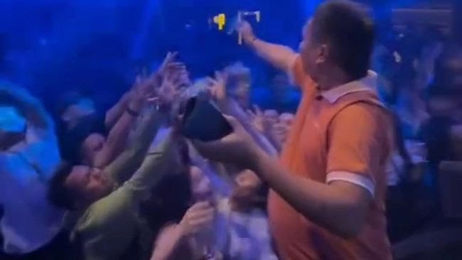 aksi kepala desa karangsari saat sawer di klub malam 1749714723675 169 (1)