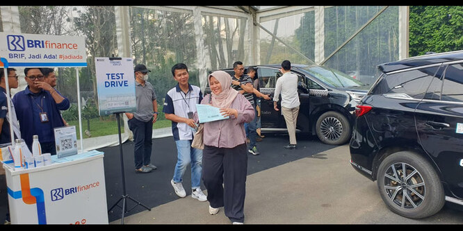 hadir dalam bri consumer expo, bri finance tawarkan solusi pembiayaan kredibel (1) (2)