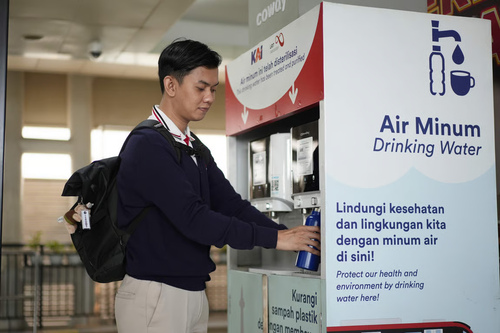 isi ulang minum gratis di stasiun lrt jabodebek, jadikan perjalanan lebih ramah lingkungan (2)