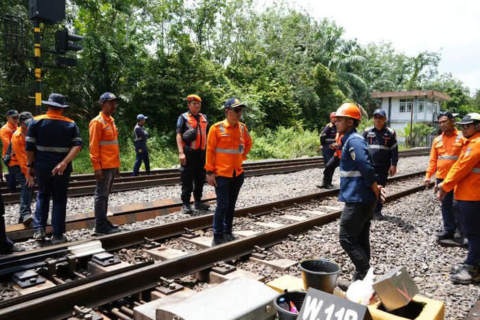 jajaran manajemen divre iii palembang melakukan pemeriksaan jalur rel ka
