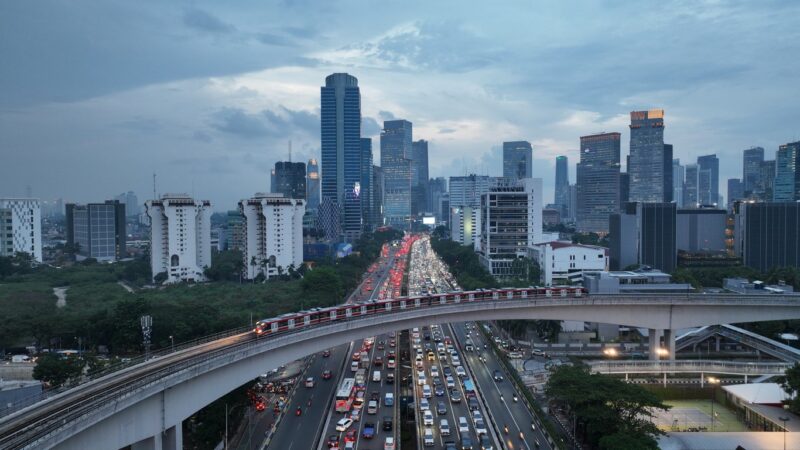 kai temukan layangan, bola golf, hingga bola sepak di jalur lrt jabodebek, ajak masyarakat jaga keselamatan