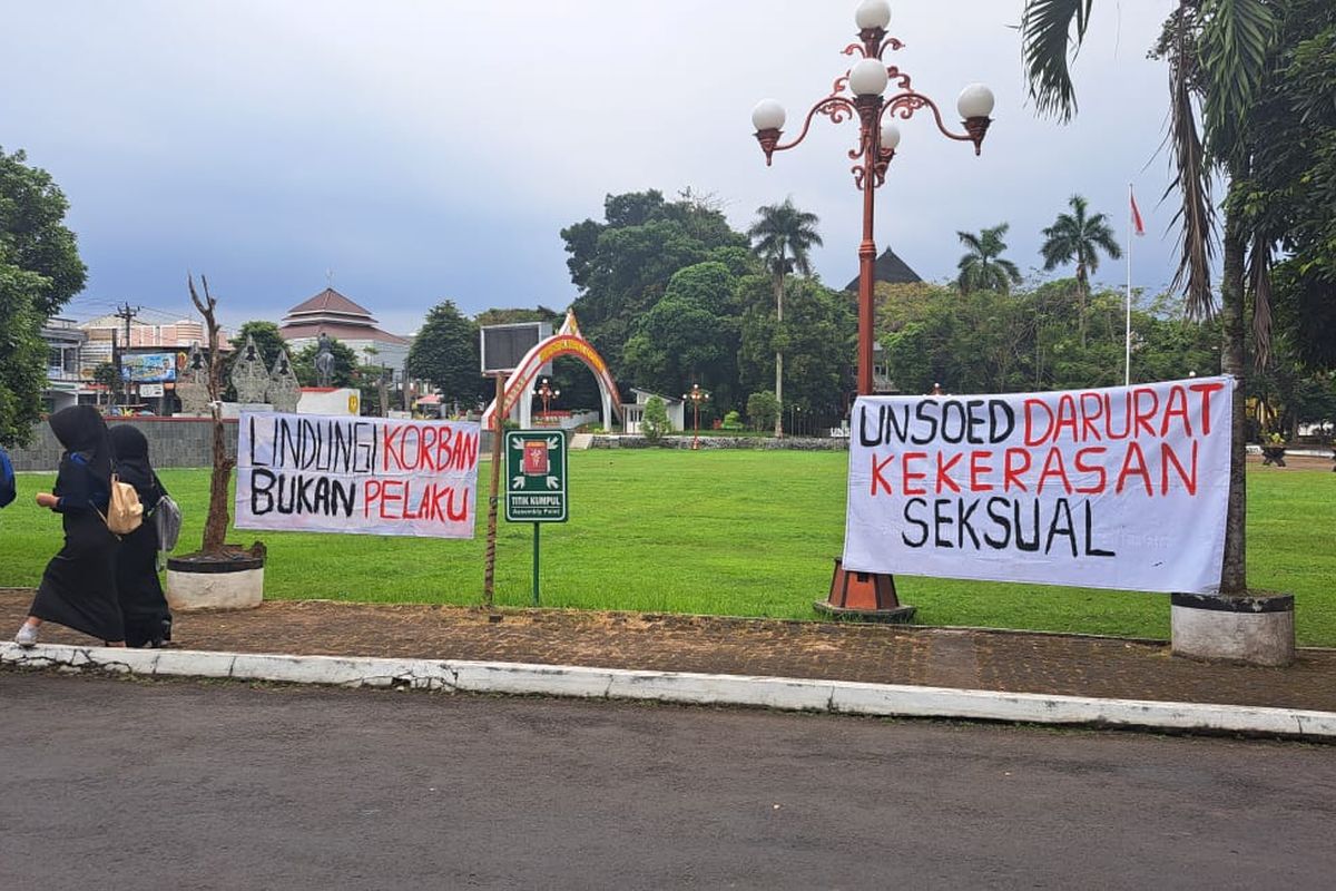 mahasiswa unsoed bentangkan spanduk