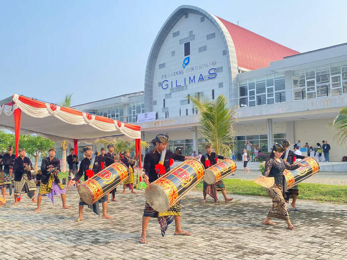 pelabuhan gili mas siap sambut kapal (1)