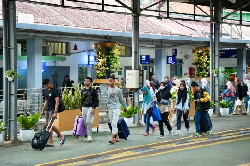 penumpang naik kereta di divre iv tanjungkarang