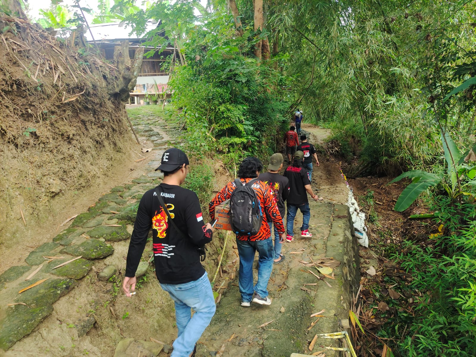 rombongan lsm harimau saat menuju lokasi rumah ibu ritem