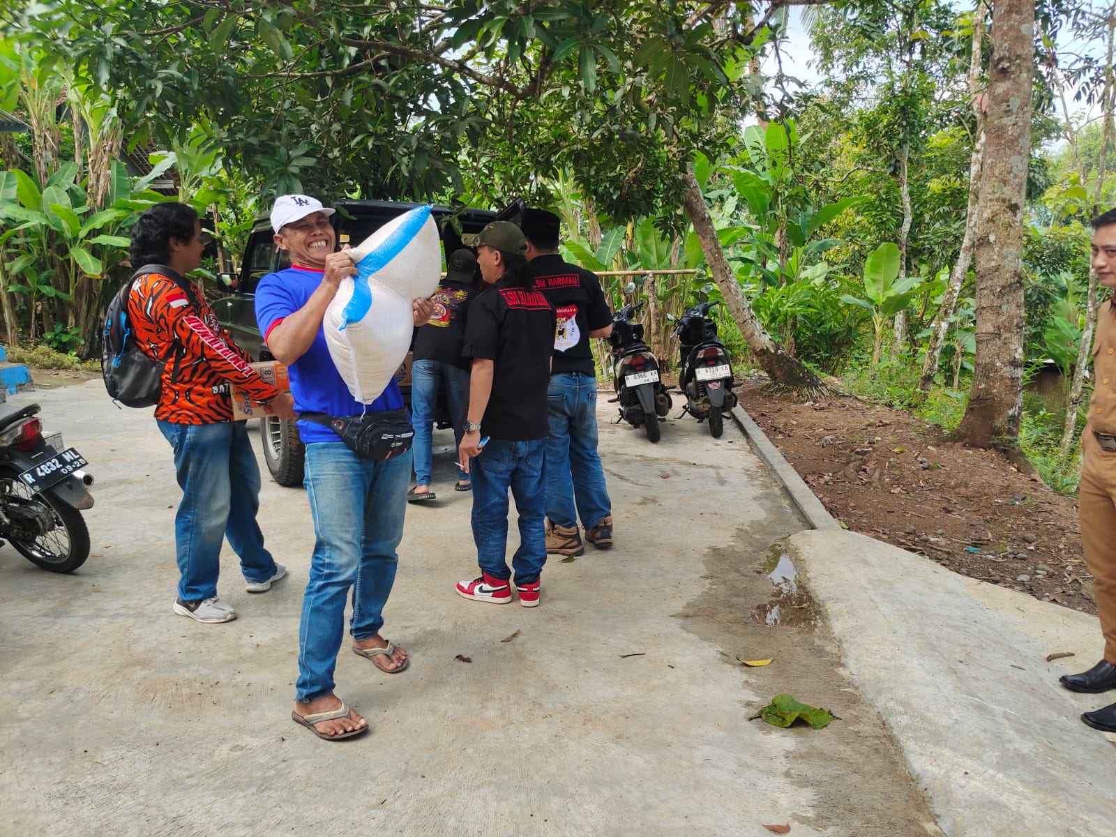 rombongan lsm saat memeberikan santunan di desa srowot kecamatan kalibagor