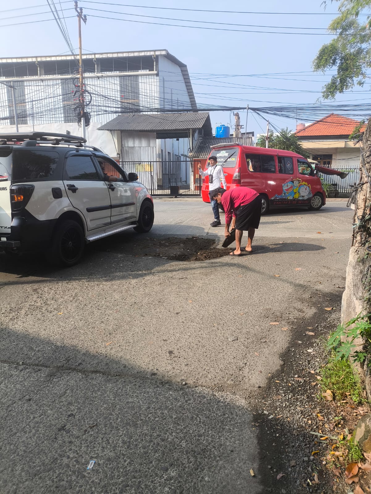 mas ogah tambal jalan dengan tanah mas ogah tambal jalan dengan tanah