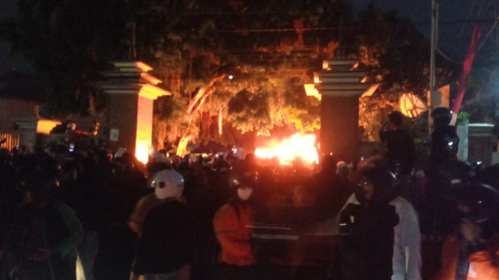 api tampak membesar di halaman mapolda jogjakarta