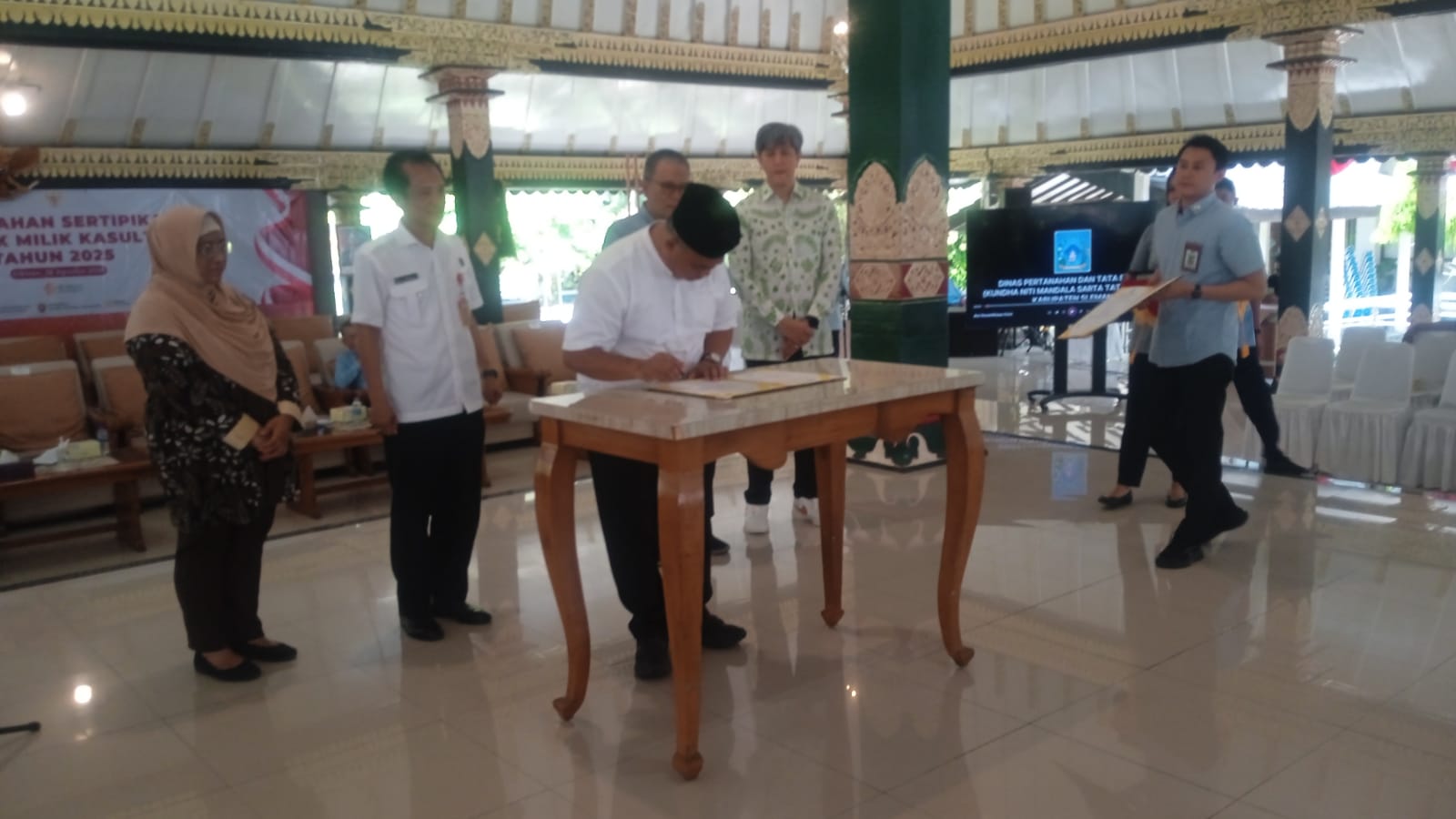 bupati sleman saat pembagian sertifikat ground breaking