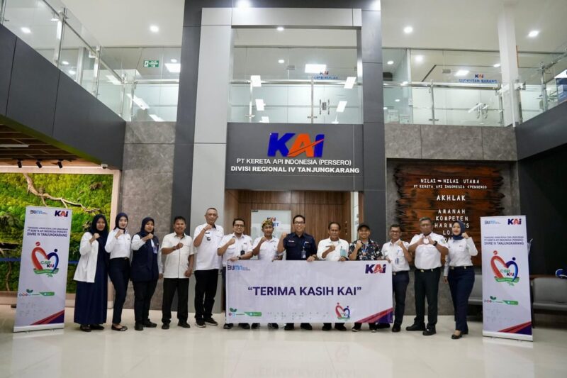 kai divre iv tanjungkarang kembali salurkan bantuan bina lingkungan triwulan iii 2025
