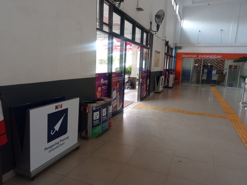 komitmen kenyamanan pelanggan, kai divre iii palembang tambah fasilitas pengering payung di stasiun