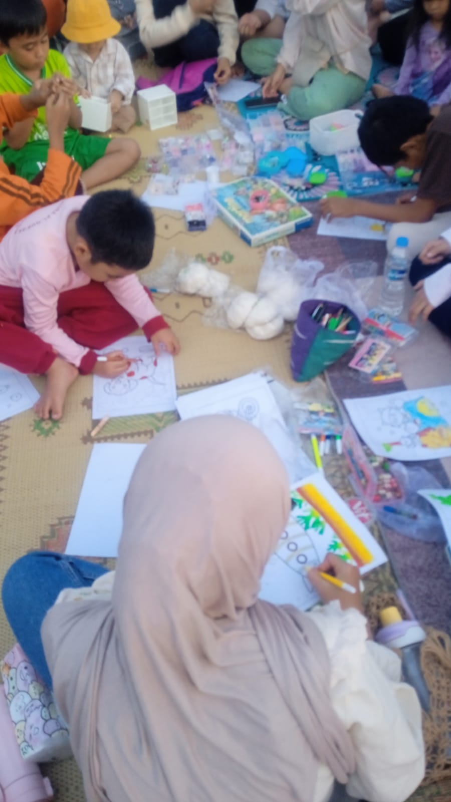 anak anak sedang asik mewarnai disaat ibunya sedang menuntut presiden hnetikan mbg