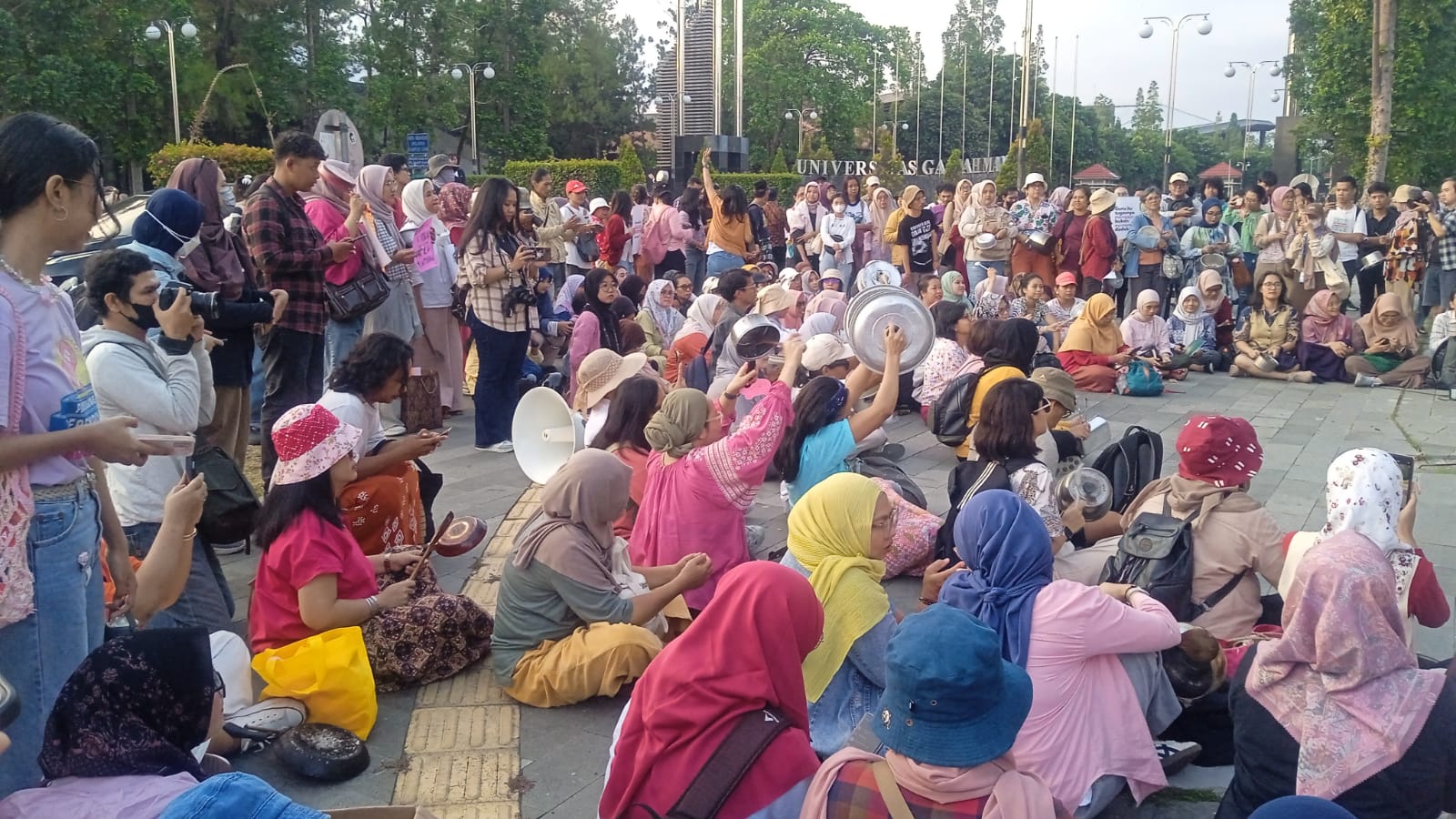 demo ibu ibu tuntut presiden hnetikan program mbg