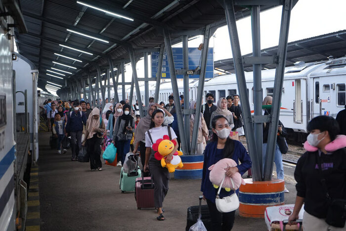 penumpang kereta api saat tiba di stasiun kertapati