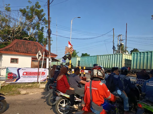 tekan angka kecelakaan di perlintasan sebidang, kai divre iii palembang gelar sosialisasi keselamatan perkeretaapian (2)
