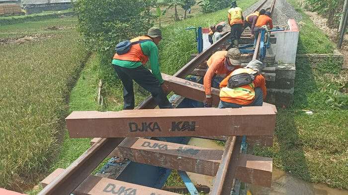 daop 2 bandung ganti bantalan rel