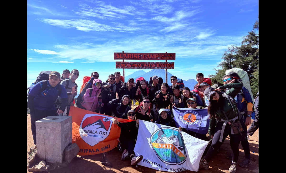 dari jakarta ke dieng pendaki bripala dki jelajahi keindahan gunung prau