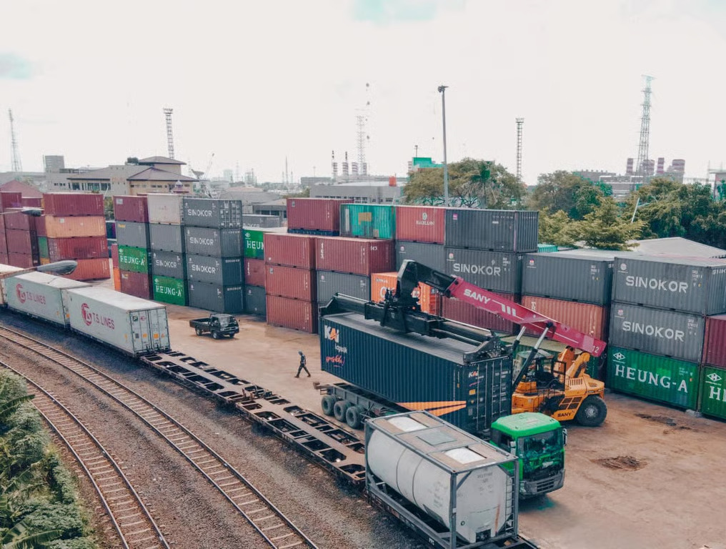 dorong logistik hijau,kinerja angkutan barang kai daop 1 jakarta capai 2,18 juta ton hingga september 2025
